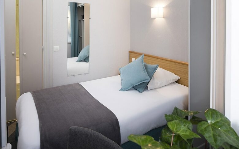 A L'hotel Des Roys