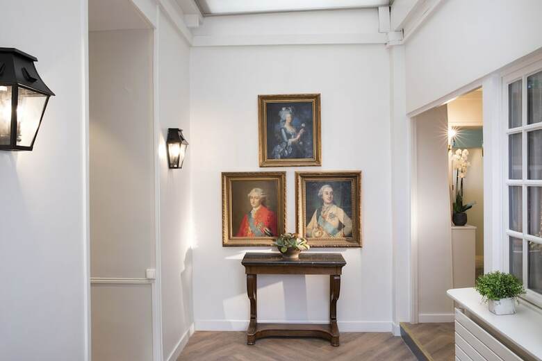 A L'hotel Des Roys