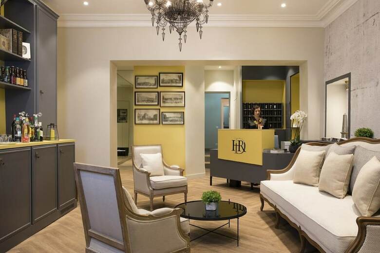 A L'hotel Des Roys