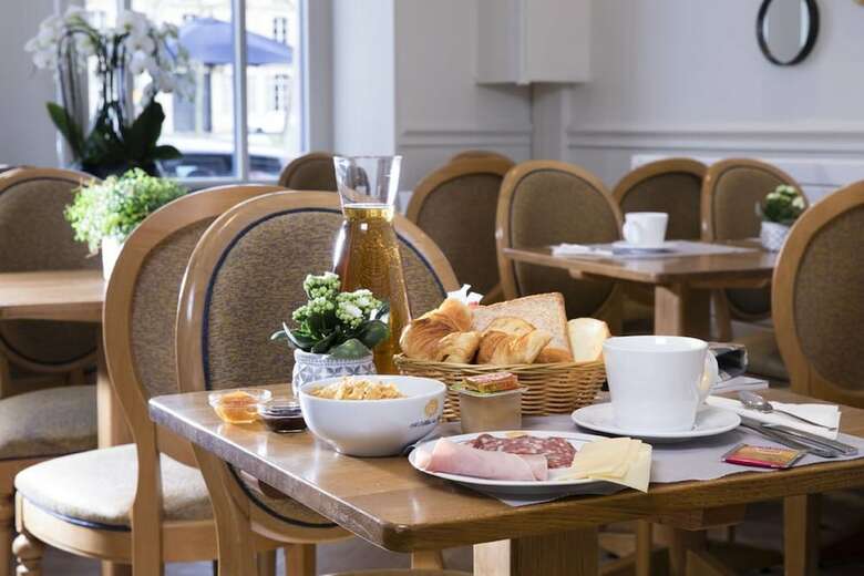 A L'hotel Des Roys