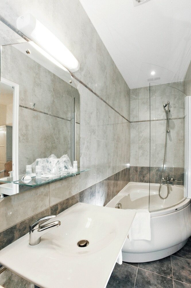 A L'hotel Des Roys