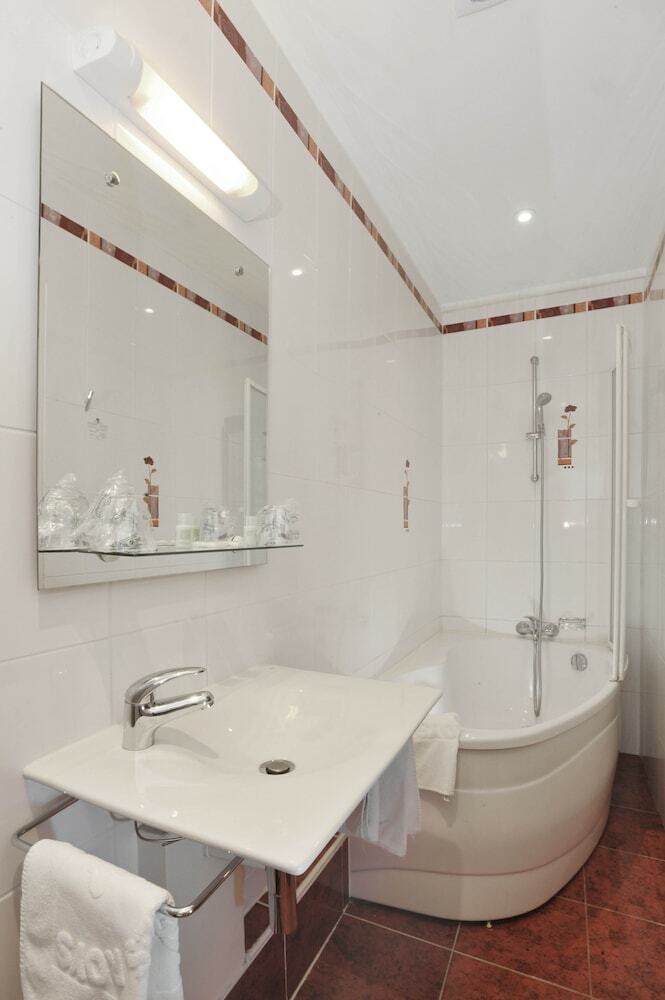 A L'hotel Des Roys