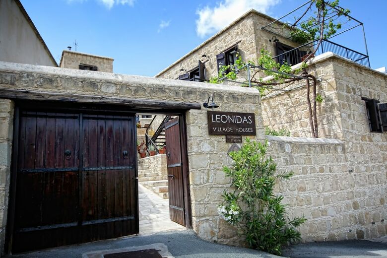 Apartamentos Leonidas Village Houses