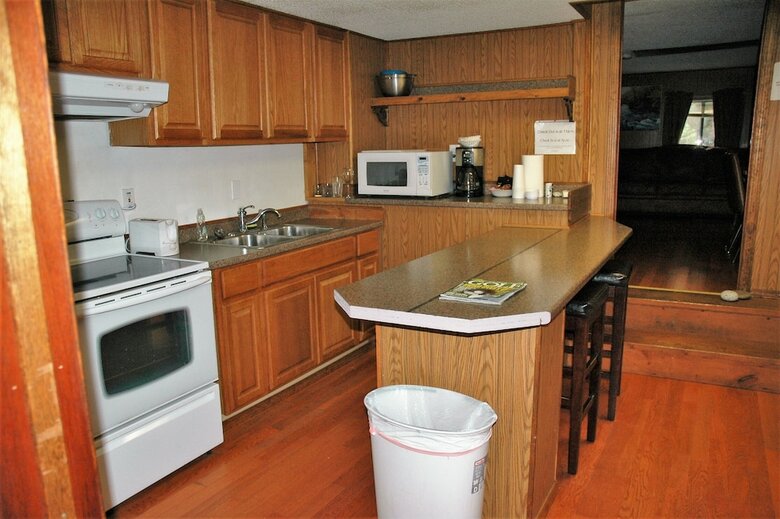 Cabana Gwin's Lodge & Roadhouse Est. 1952
