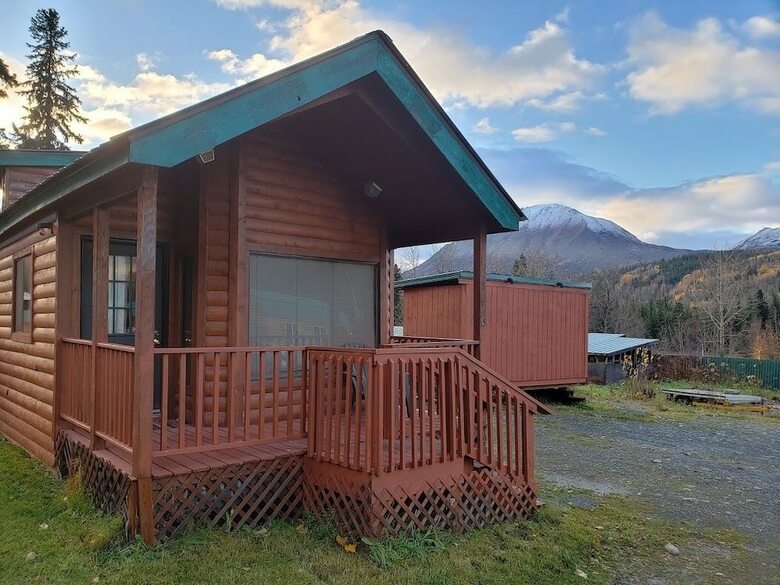 Cabana Gwin's Lodge & Roadhouse Est. 1952