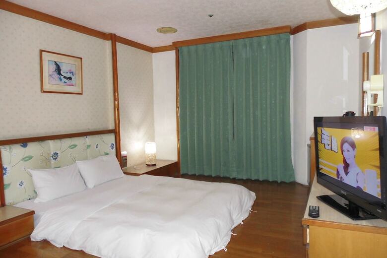 Modern Plaza Hotel