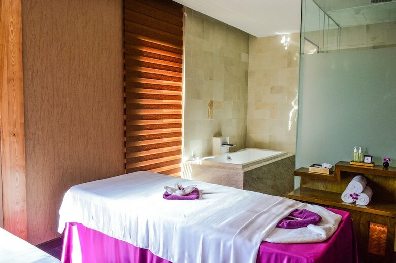 Holiday Beach Danang Hotel & Resort