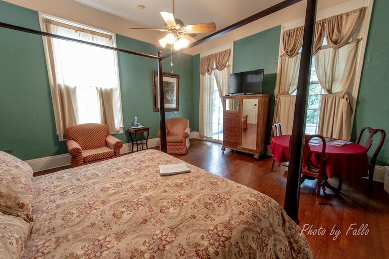 Bed & Breakfast Degas House