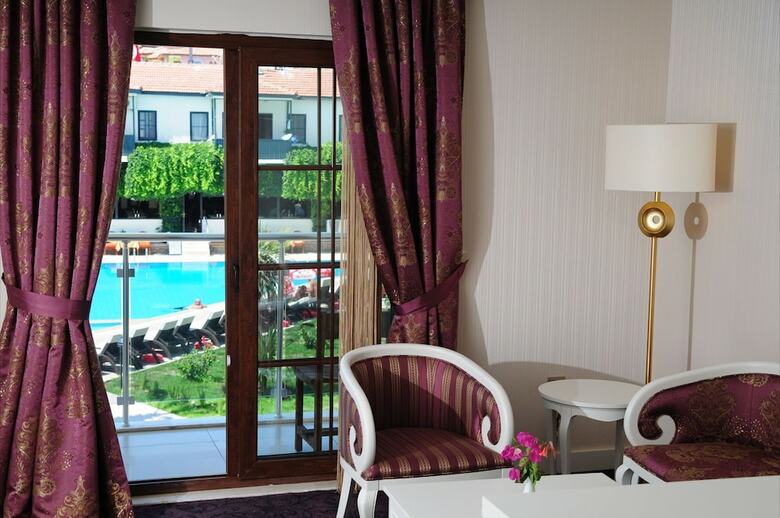 Han Deluxe Hotel