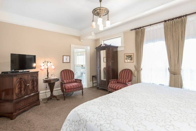 Bed & Breakfast O Canada House
