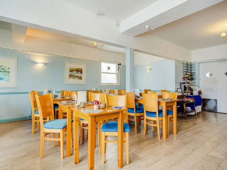 Oyo Godolphin Arms Hotel