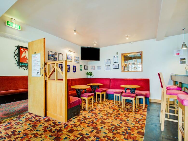 Oyo Godolphin Arms Hotel