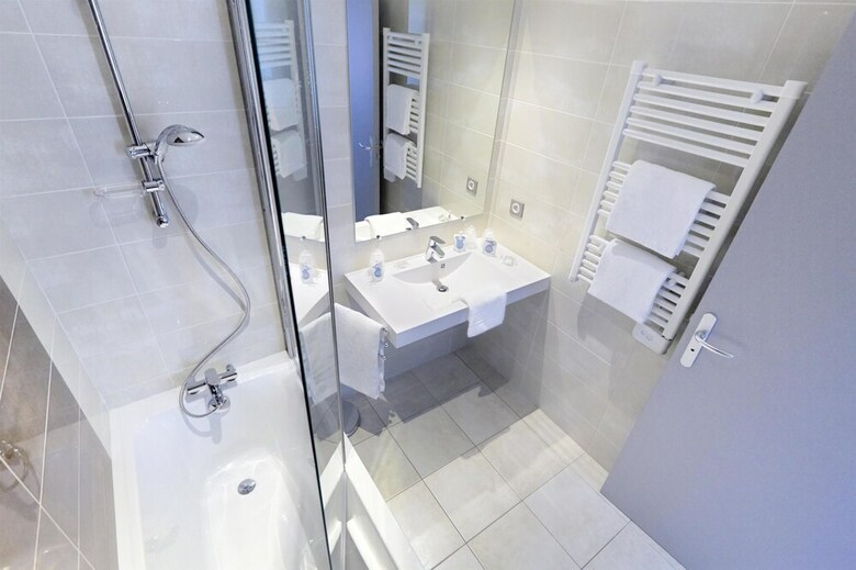 Hotel Kyriad Saint Chely D'apcher - Aire de La Loz�re