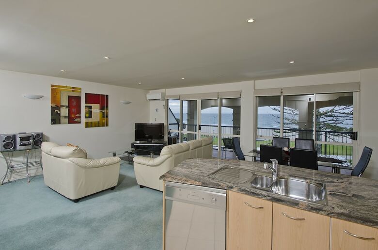 Aparthotel The Pavilions Beachfront Apartments