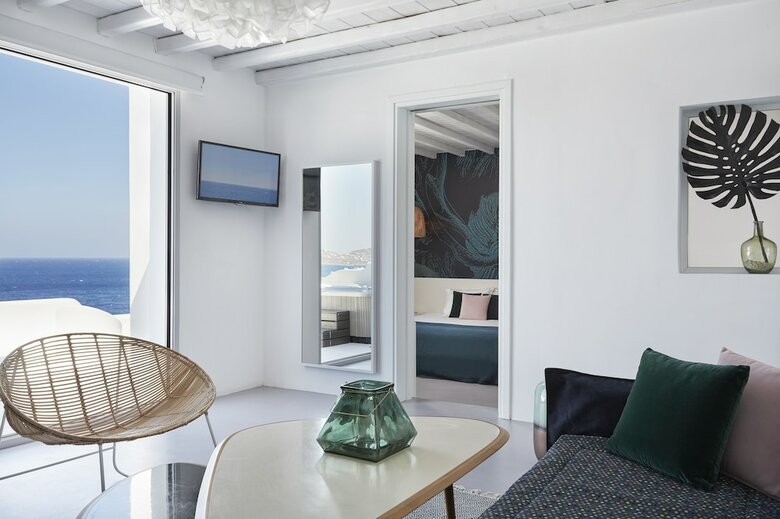 Kouros Hotel & Suites