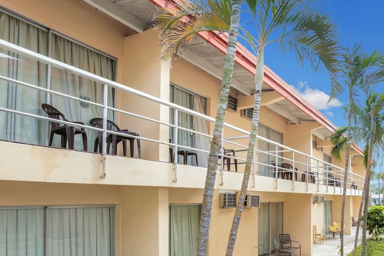 Hotel Camelot Waterfront Inn