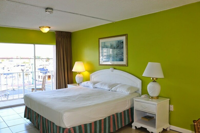 Hotel Camelot Waterfront Inn