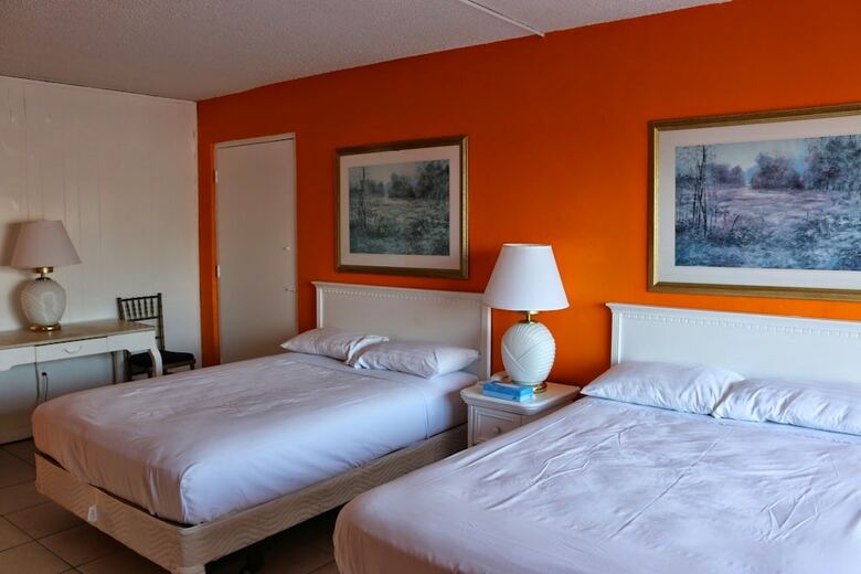 Hotel Camelot Waterfront Inn