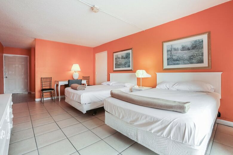 Hotel Camelot Waterfront Inn