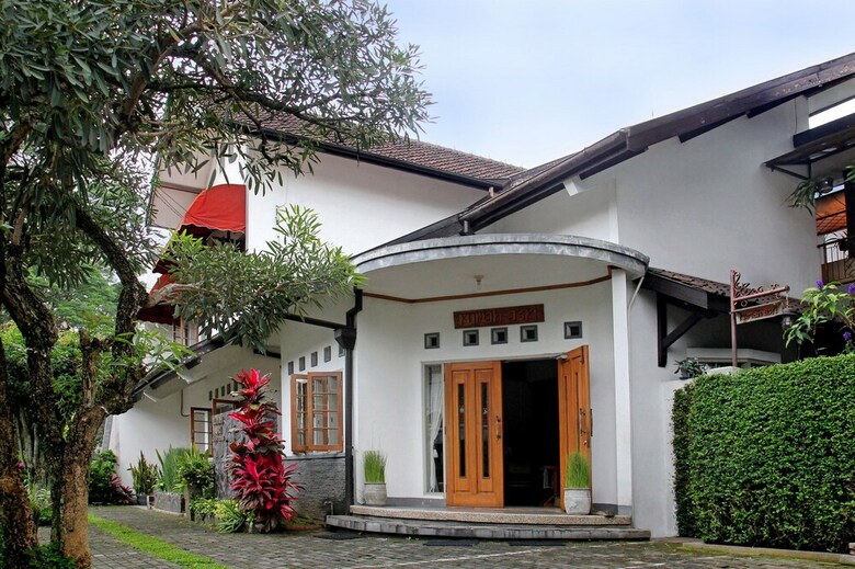Rumah Asri Bed And Breakfast