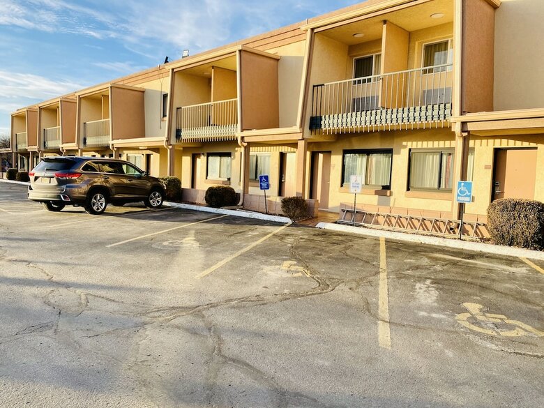 Motel Super 8 By Wyndham Lawrence Ku