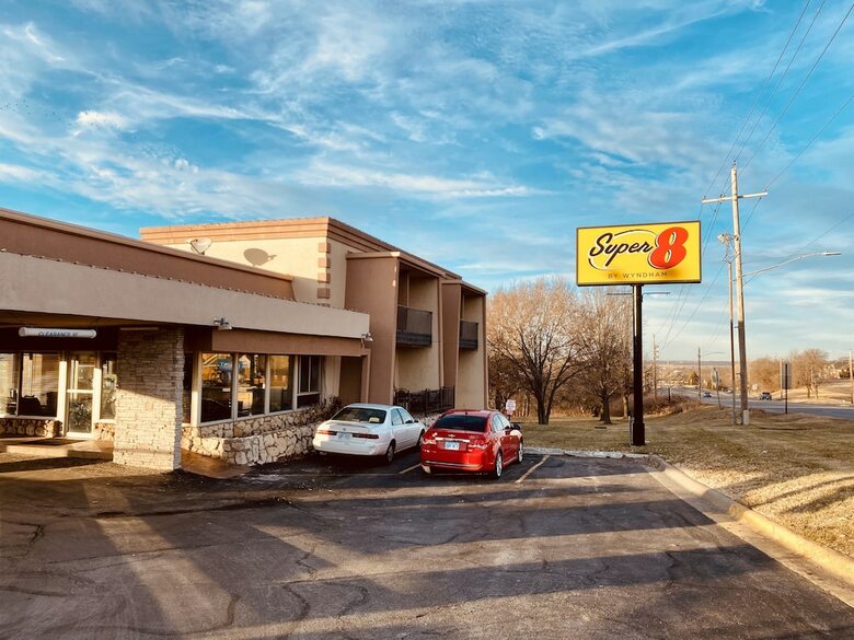 Motel Super 8 By Wyndham Lawrence Ku