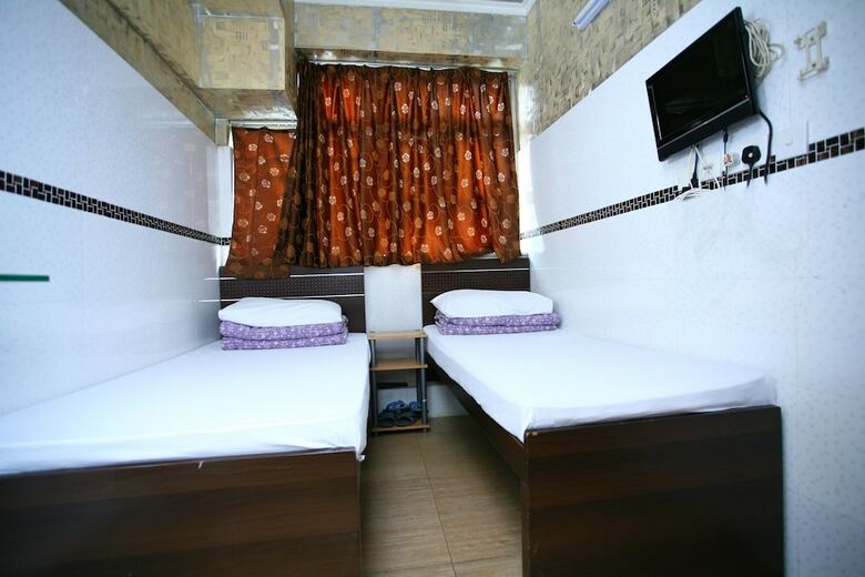 Hostal H.k Commercial Inn - Hostel