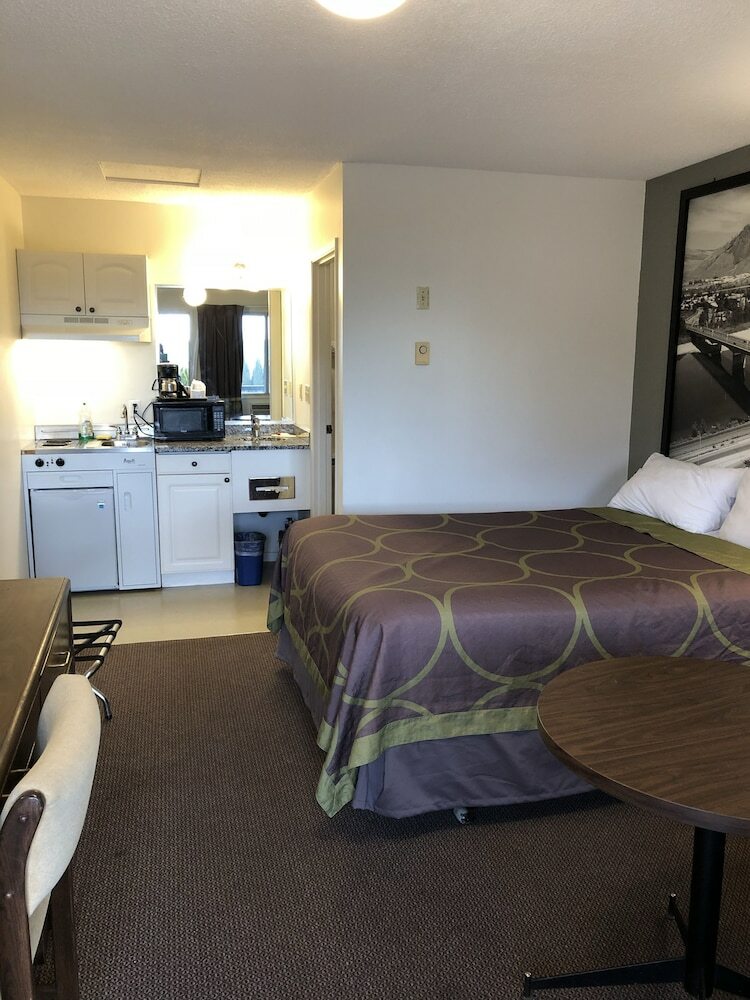 Motel Super 8 By Wyndham Kamloops East