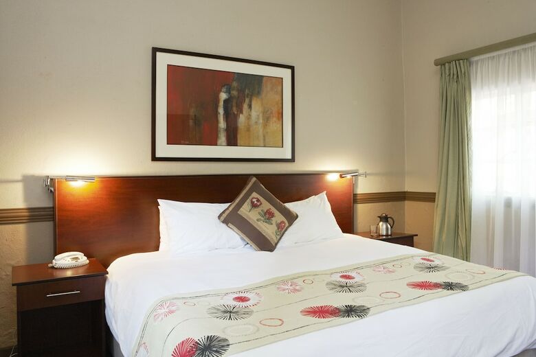 Shangri-la Country Hotel