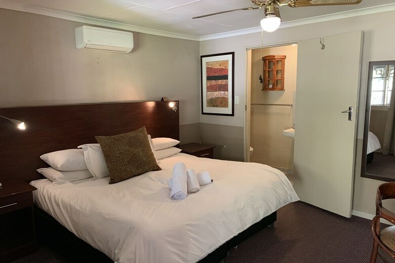 Shangri-la Country Hotel