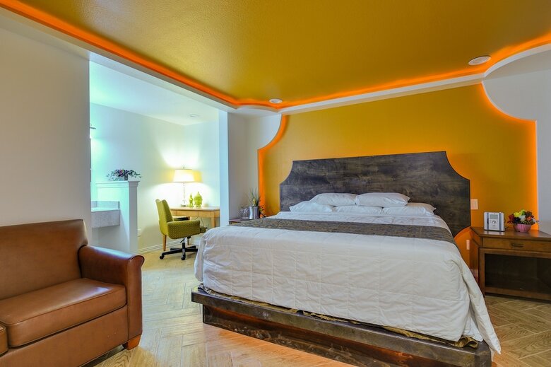 Hotel Romantic Inn & Suites