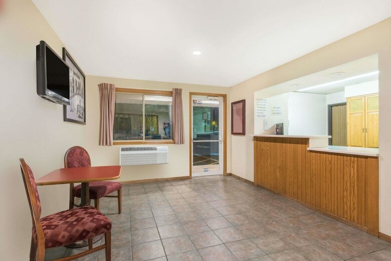 Motel Super 8 By Wyndham Burnham/lewistown