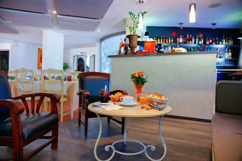 Hotel Authentic By Balladins Le Mas Des Ecureuils
