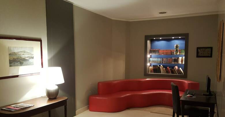 Fh Crystal Hotel