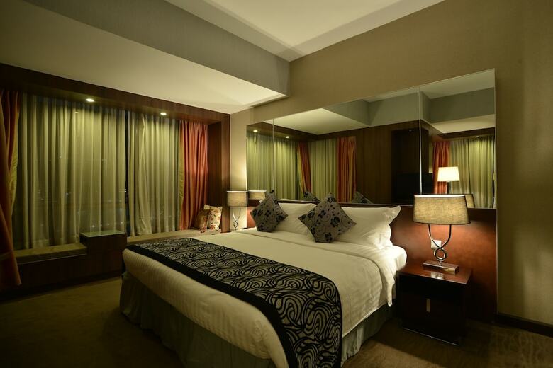 Peninsula Excelsior Hotel