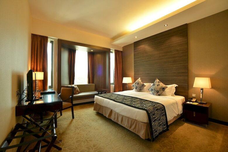 Peninsula Excelsior Hotel