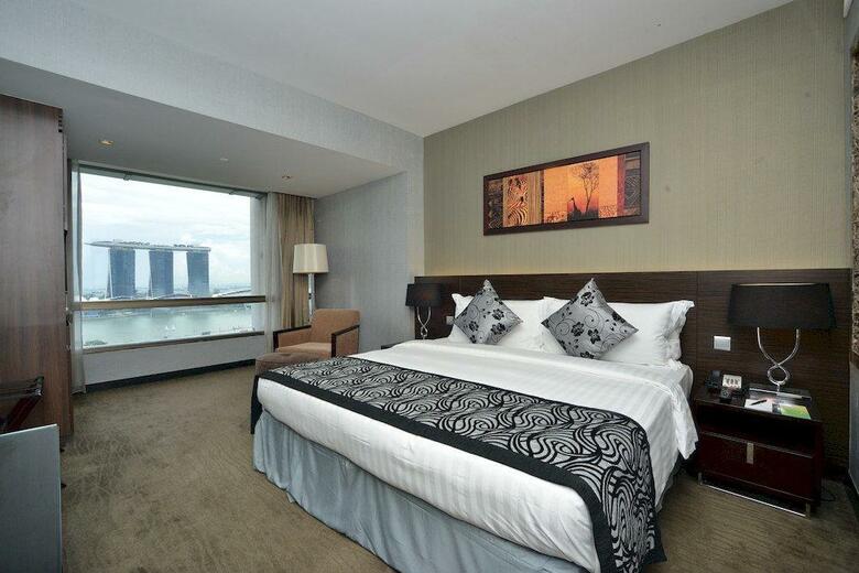 Peninsula Excelsior Hotel