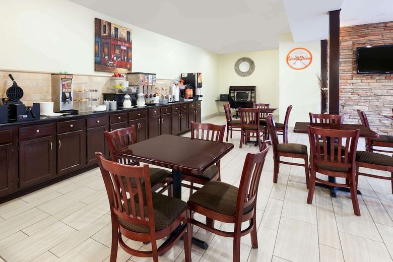 Hotel Howard Johnson By Wyndham Arlington Ballpark / Six Flags