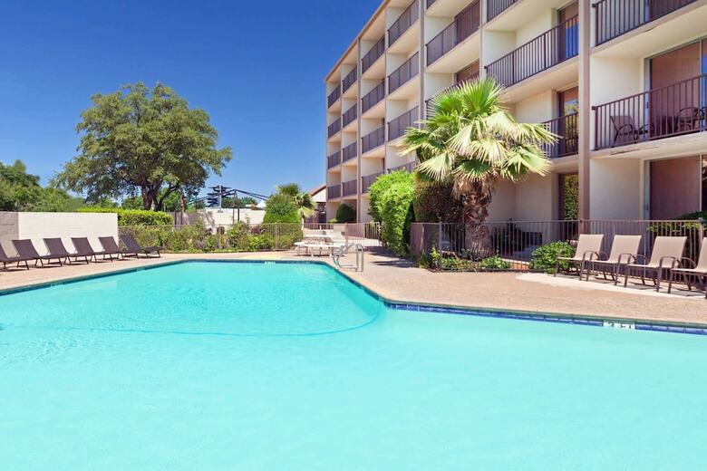 Hotel Howard Johnson By Wyndham Arlington Ballpark / Six Flags