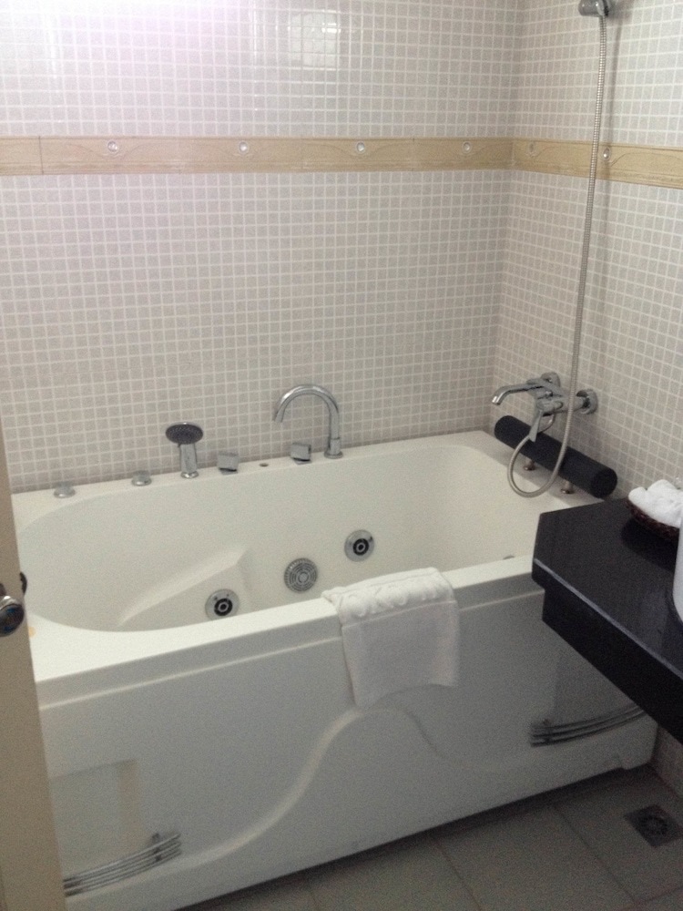 Classic Hoang Long Hotel