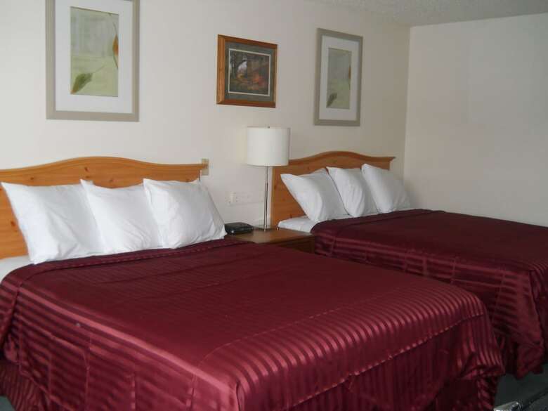 Hotel Oyster Bay Inn & Suites