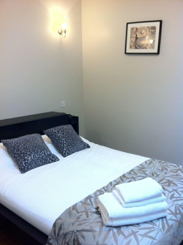 Lyall Apartment Hotel