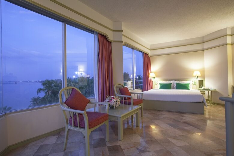 Hotel Cholchan Pattaya Beach Resort