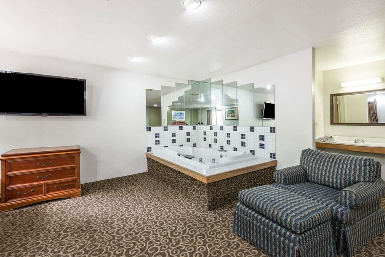 Hotel Super 8 By Wyndham Pittsburgh/monroeville