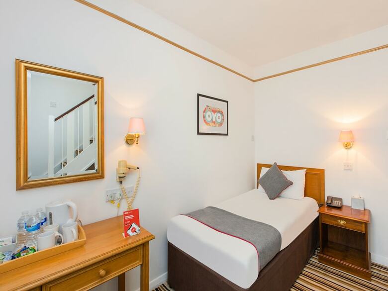 Oyo Stade Court Hotel