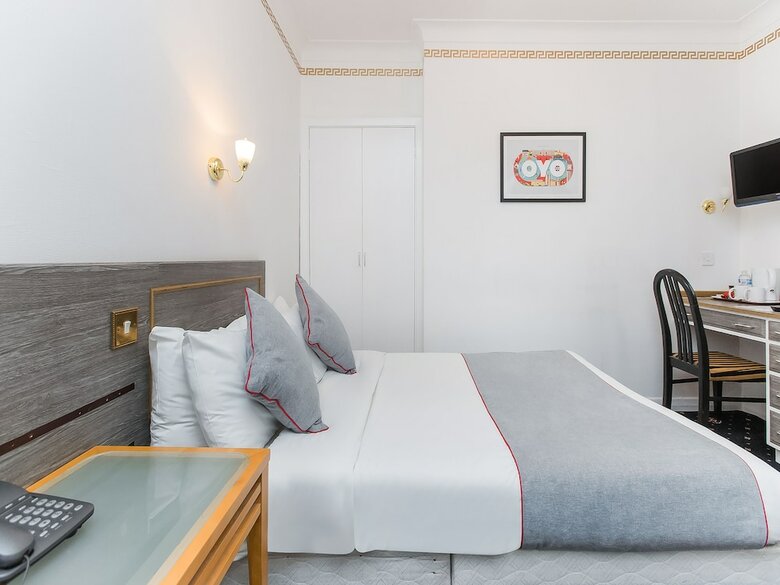 Oyo Stade Court Hotel