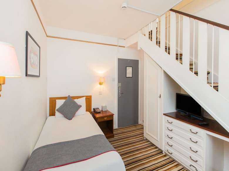 Oyo Stade Court Hotel