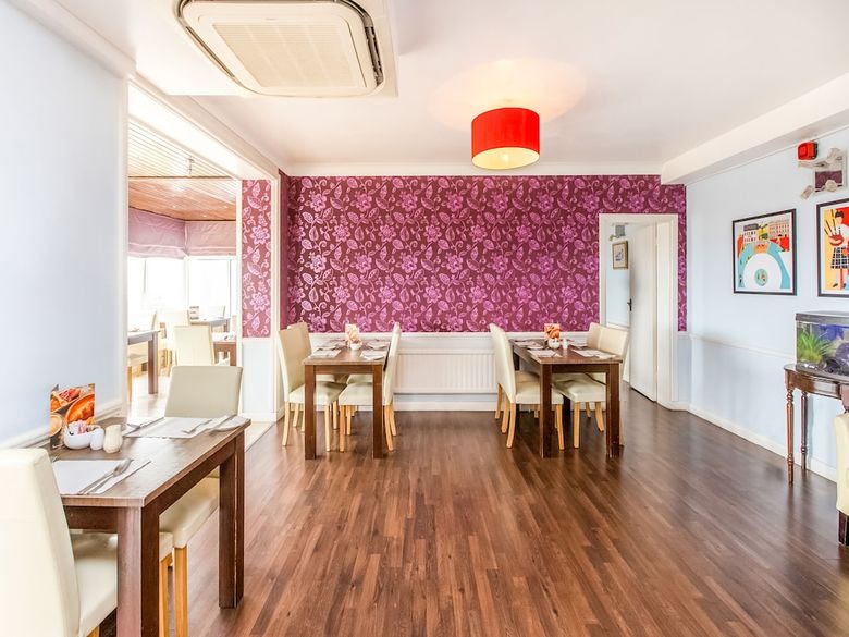 Oyo Stade Court Hotel