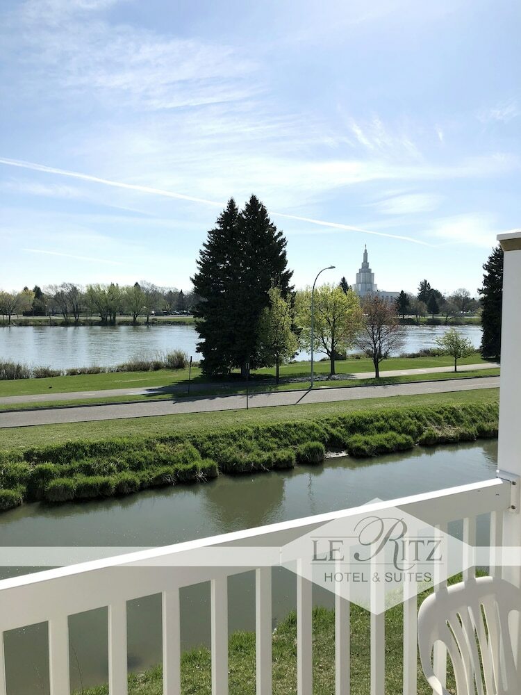Le Ritz Hotel And Suites