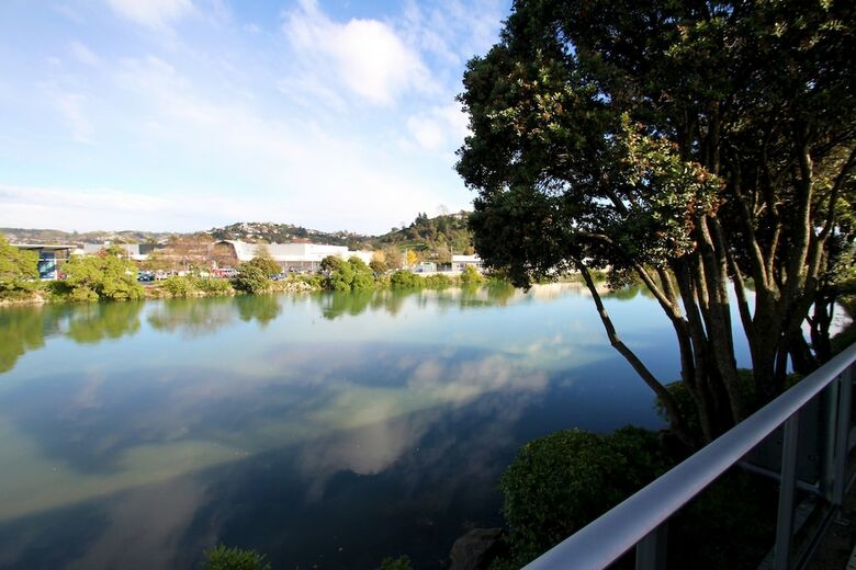 Trailways Hotel Nelson